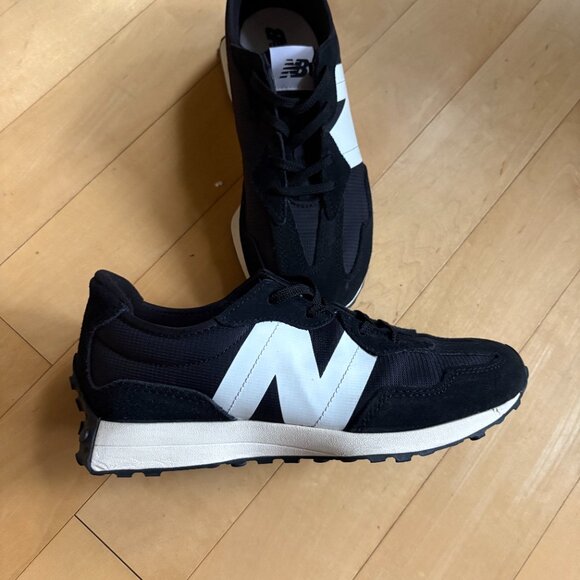 Sleek and comfy New Balance 327 GS Black/White Boys 5 (EU 37.5) Women’s ~6.5–7 - Picture 3 of 7